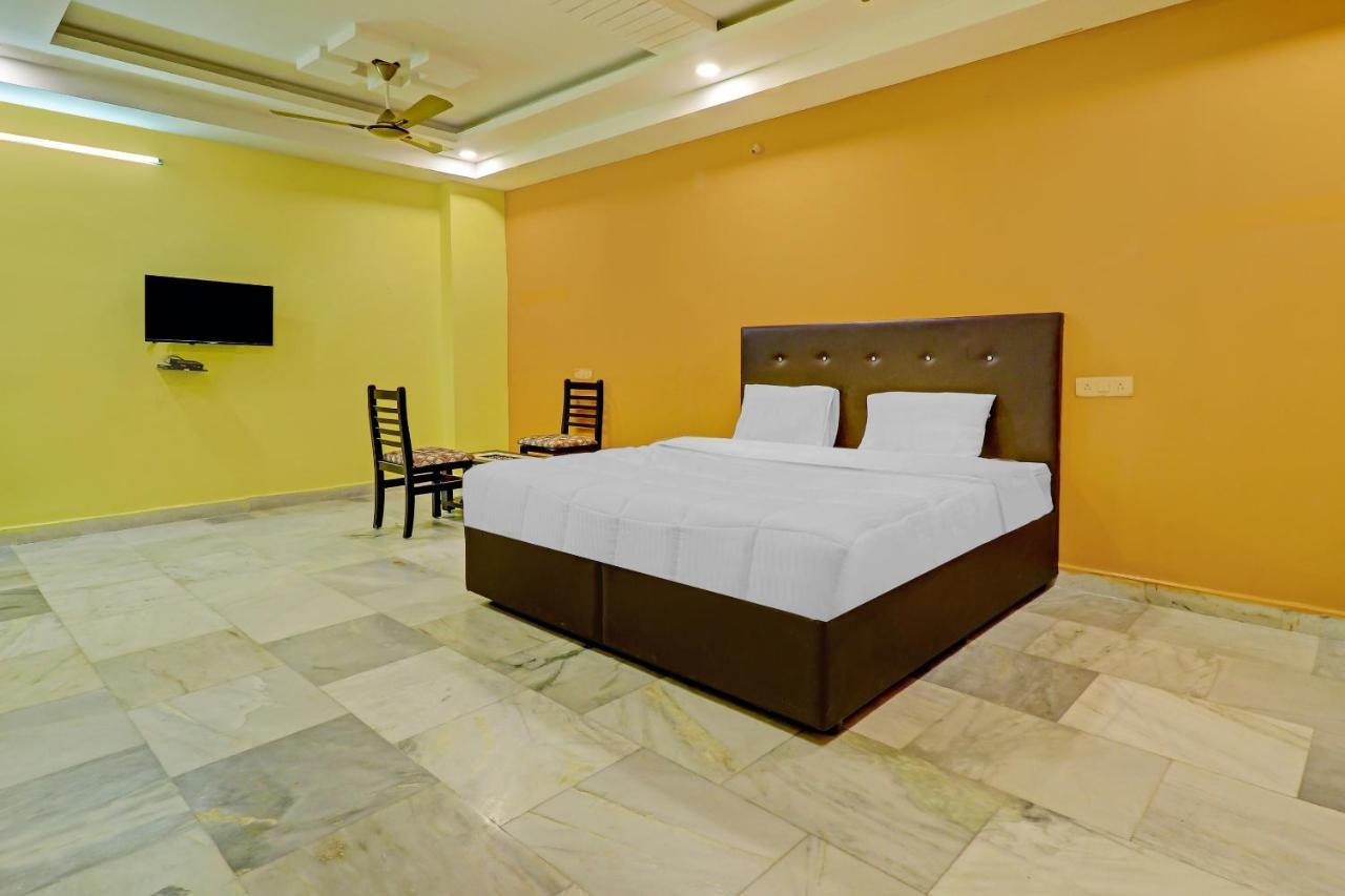 Oyo 81589 Aruna Dwraka Homes Hyderabad Exterior photo