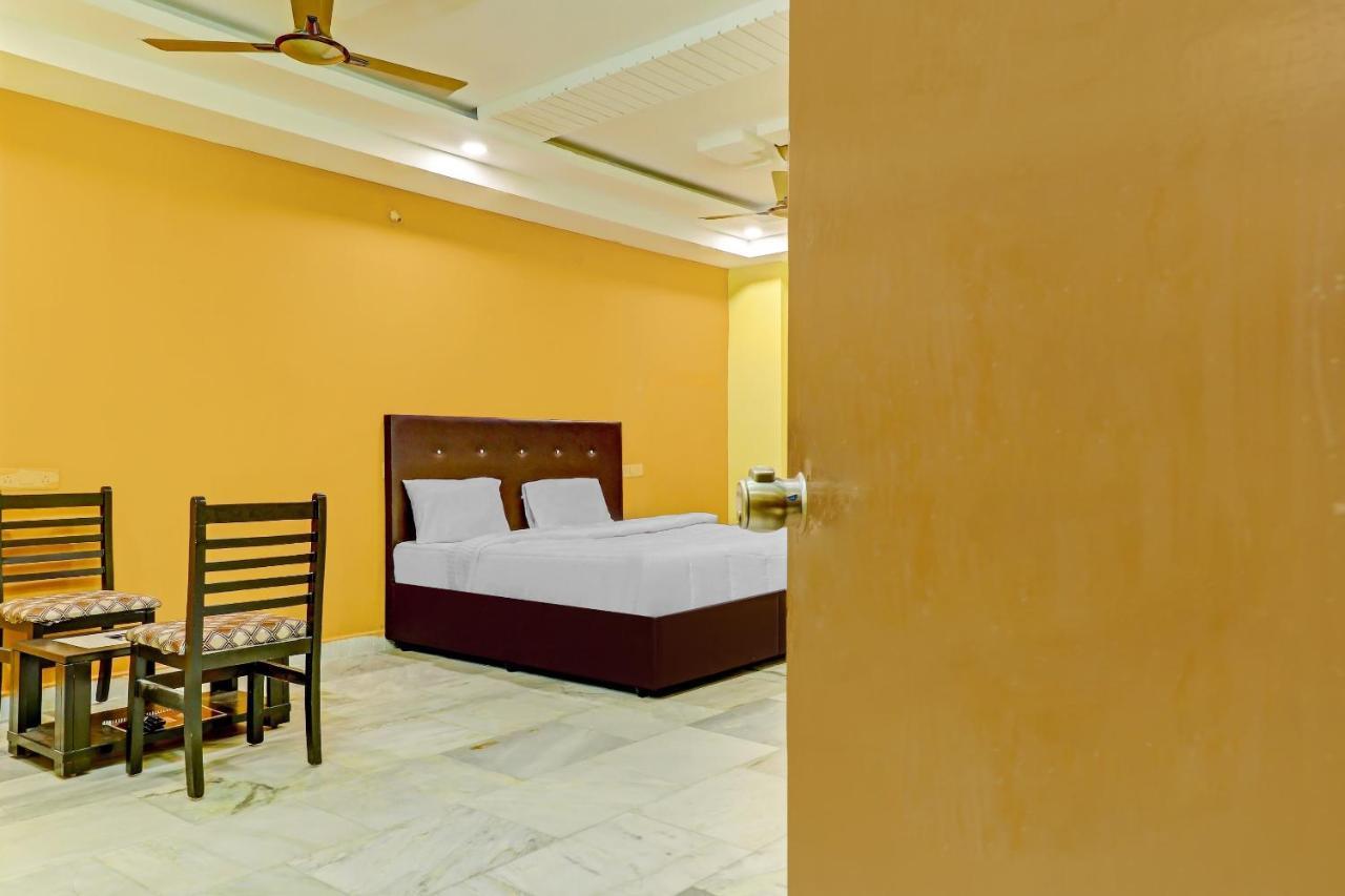 Oyo 81589 Aruna Dwraka Homes Hyderabad Exterior photo